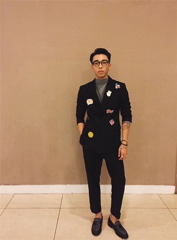 
Hoàng Ku khéo léo dùng những sticker vui nhộn, đầy màu sắc để điểm xuyết cho chiếc áo vest đen đơn giản. Đây sẽ là một tuyệt chiêu khá tuyệt vời mà các chàng trai nên học hỏi đấy nhé!